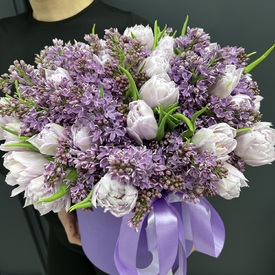 Букет из тюльпанов и сирени в шляпной коробке