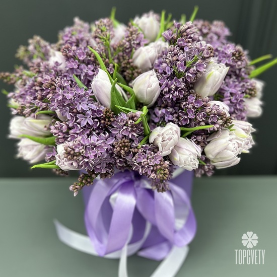 Букет из тюльпанов и сирени в шляпной коробке