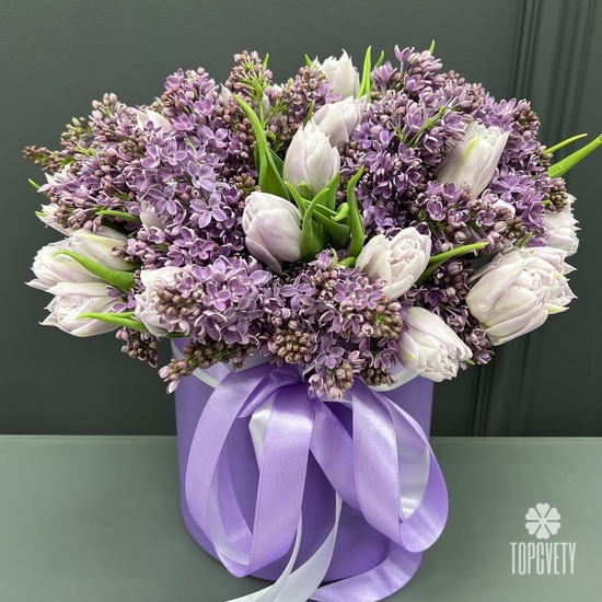 Букет из тюльпанов и сирени в шляпной коробке