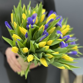 Букет из 51 тюльпана и ириса