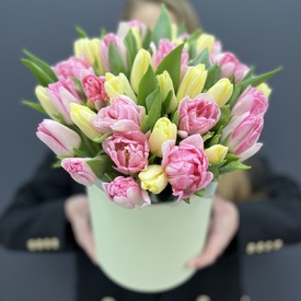 Букет из 35 пионовидных тюльпанов в шляпной коробке