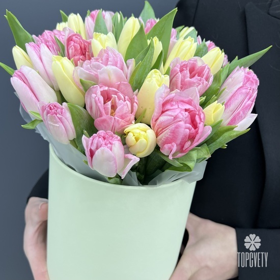 Букет из 35 пионовидных тюльпанов в шляпной коробке
