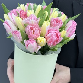 Букет из 35 пионовидных тюльпанов в шляпной коробке