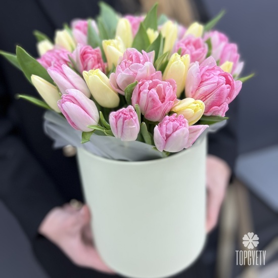 Букет из 35 пионовидных тюльпанов в шляпной коробке