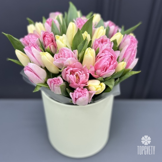 Букет из 35 пионовидных тюльпанов в шляпной коробке