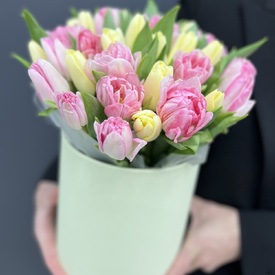 Букет из 35 пионовидных тюльпанов в шляпной коробке