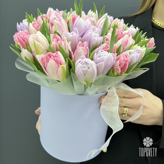 Букет из 51 пионовидного тюльпана в шляпной коробке