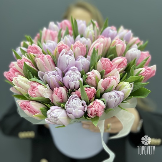 Букет из 51 пионовидного тюльпана в шляпной коробке