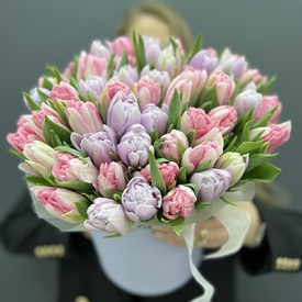 Букет из 51 пионовидного тюльпана в шляпной коробке