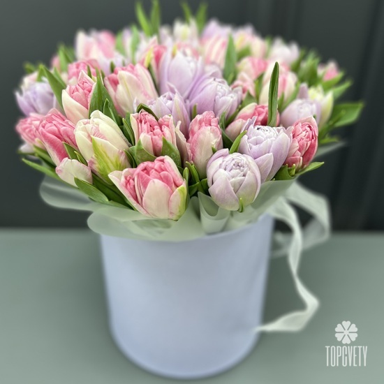 Букет из 51 пионовидного тюльпана в шляпной коробке