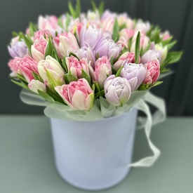 Букет из 51 пионовидного тюльпана в шляпной коробке