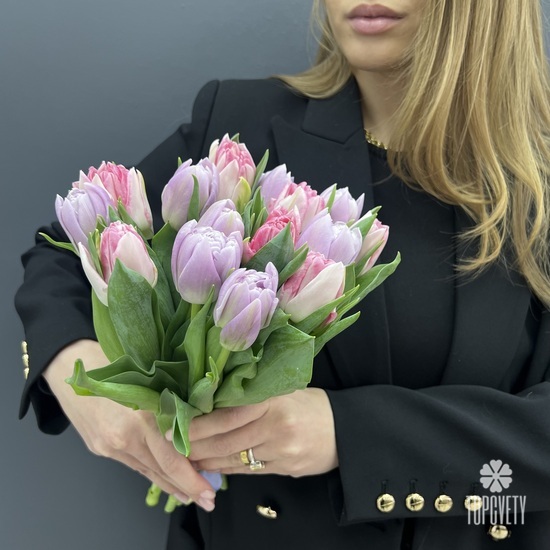Букет из 15 сиреневых и розовых пионовидных тюльпанов