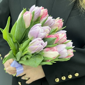 Букет из 15 сиреневых и розовых пионовидных тюльпанов