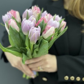 Букет из 15 сиреневых и розовых пионовидных тюльпанов
