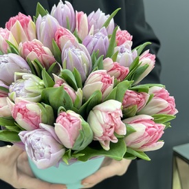 Букет из 35 сиреневых и розовых  пионовидных тюльпанов в коробке