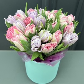 Букет из 35 сиреневых и розовых  пионовидных тюльпанов в коробке