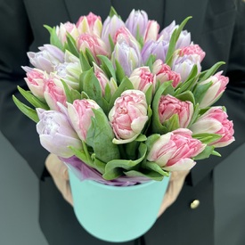 Букет из 35 сиреневых и розовых  пионовидных тюльпанов в коробке
