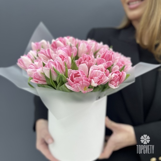 Букет из 35 розовых пионовидных тюльпанов в коробке