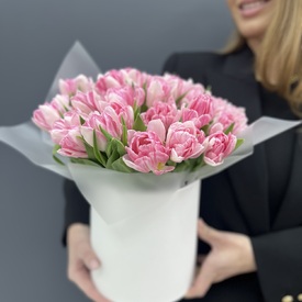 Букет из 35 розовых пионовидных тюльпанов в коробке