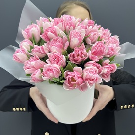 Букет из 35 розовых пионовидных тюльпанов в коробке