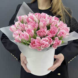 Букет из 35 розовых пионовидных тюльпанов в коробке