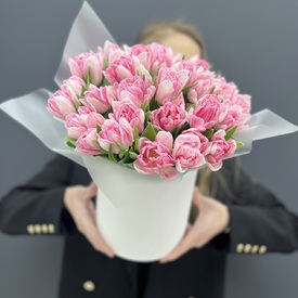 Букет из 35 розовых пионовидных тюльпанов в коробке