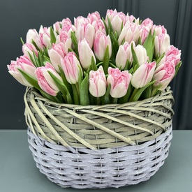 Букет из 35 пионовидных тюльпанов в корзине