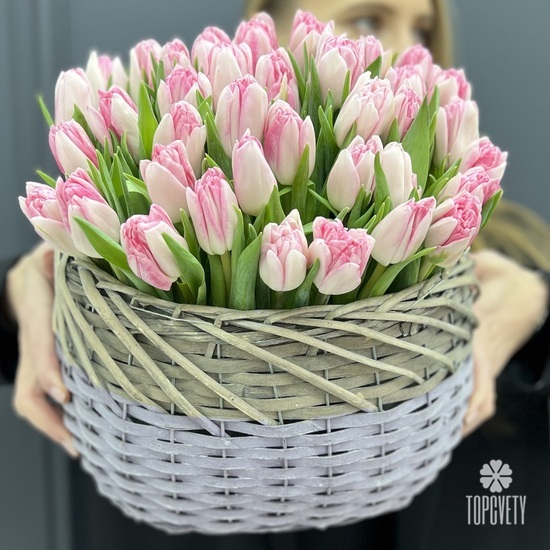 Букет из 35 пионовидных тюльпанов в корзине
