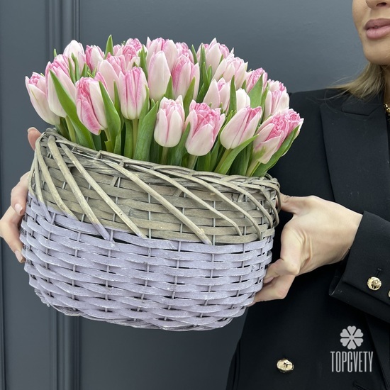 Букет из 35 пионовидных тюльпанов в корзине