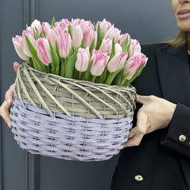 Букет из 35 пионовидных тюльпанов в корзине