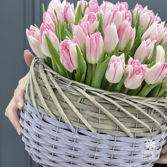 Букет из 35 пионовидных тюльпанов в корзине
