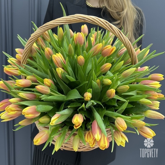 Букет из 101 тюльпана в корзине