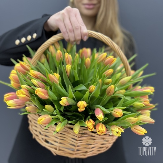 Букет из 101 тюльпана в корзине