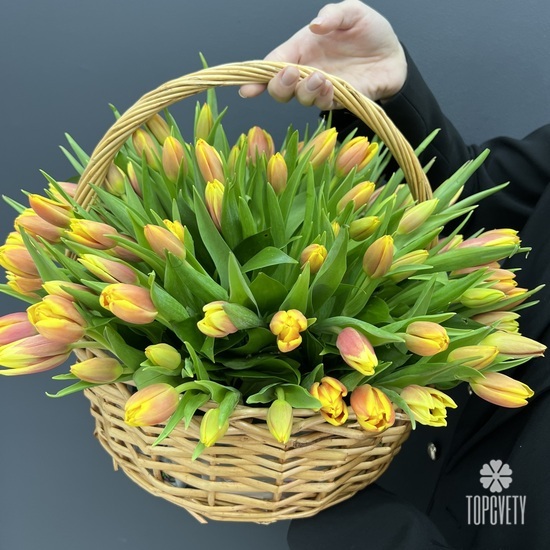 Букет из 101 тюльпана в корзине