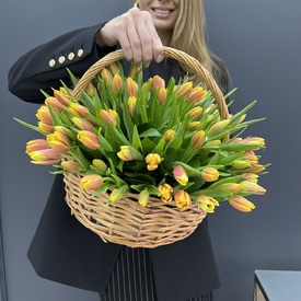 Букет из 101 тюльпана в корзине