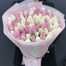 Букет из 101 белого и розового тюльпанов