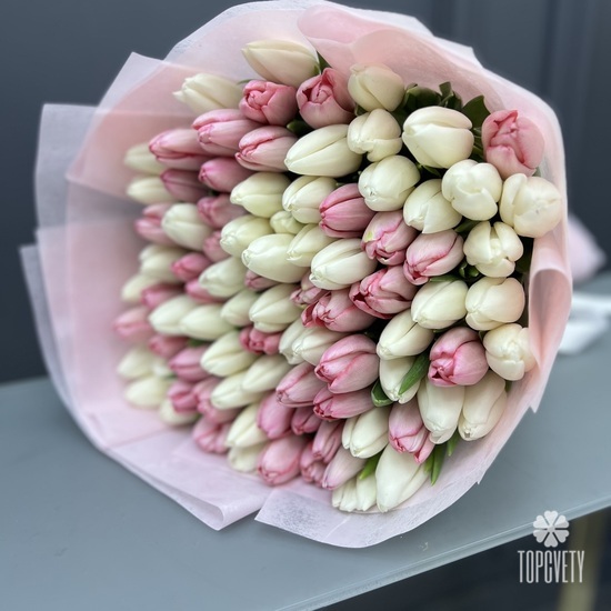 Букет из 101 белого и розового тюльпанов