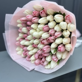 Букет из 101 белого и розового тюльпанов