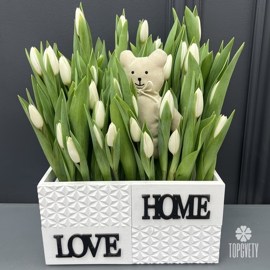 51 белый тюльпан в декоративном ящике