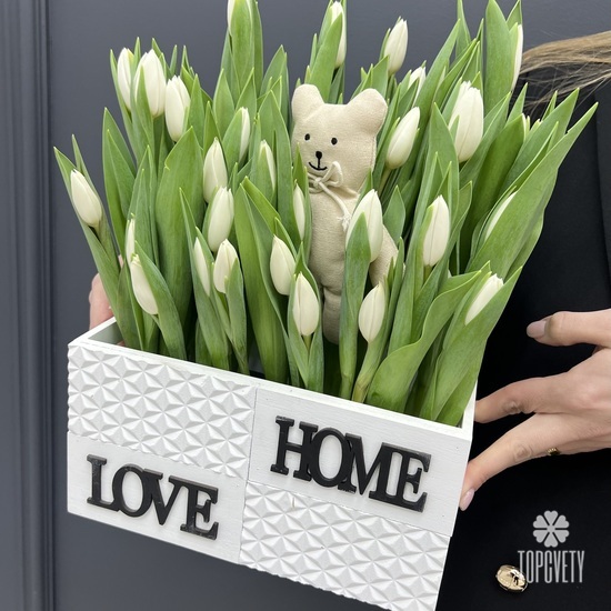 51 белый тюльпан в декоративном ящике