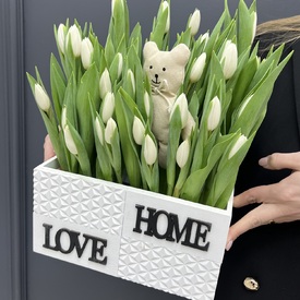 51 белый тюльпан в декоративном ящике