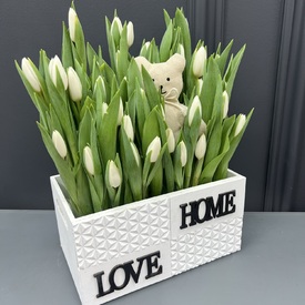 51 белый тюльпан в декоративном ящике