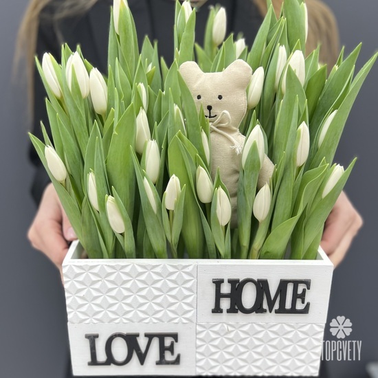 51 белый тюльпан в декоративном ящике