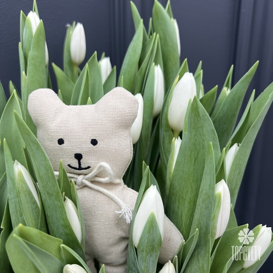 51 белый тюльпан в декоративном ящике