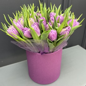 Букет из 45 сиреневых пионовидных тюльпанов в шляпной коробке