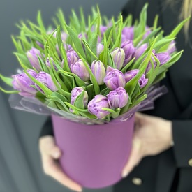 Букет из 45 сиреневых пионовидных тюльпанов в шляпной коробке