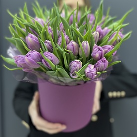 Букет из 45 сиреневых пионовидных тюльпанов в шляпной коробке