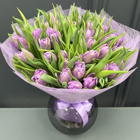 Букет из 55 сиреневых пионовидных тюльпанов