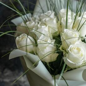 Букет из 25 белых роз Тибет 50 см