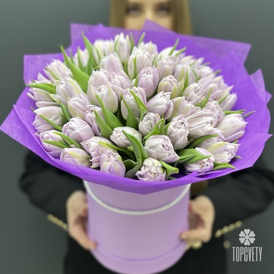 Букет из 45 сиреневых пионовидных тюльпанов в шляпной коробке